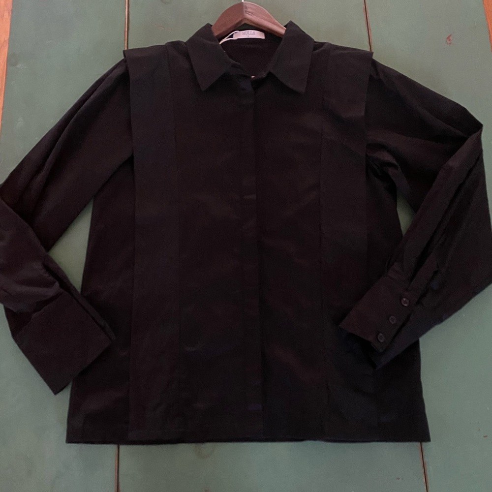 NEW Black Lapel Style Blouse by MULLA. 💯 % rayon Button up women’s size L